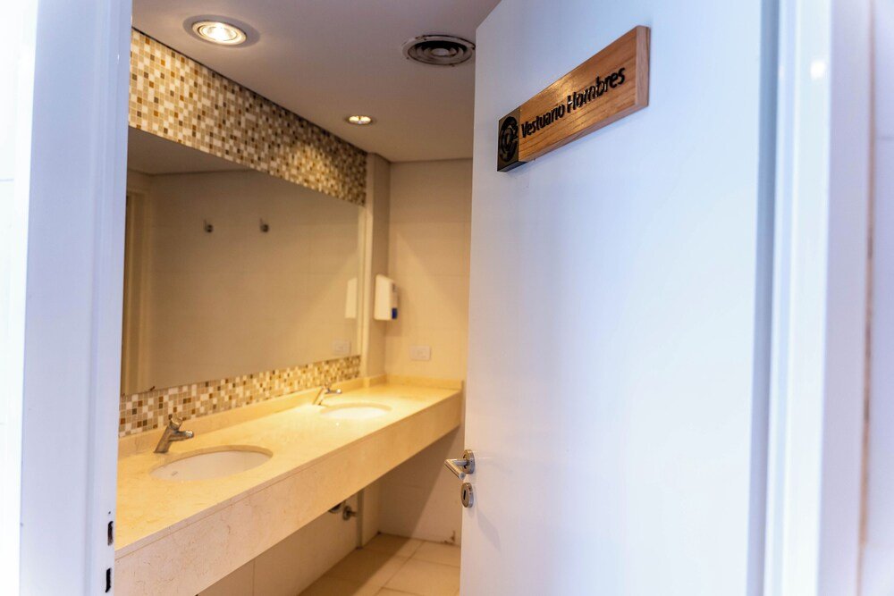 Baño de la habitación con doble bacha y espejo