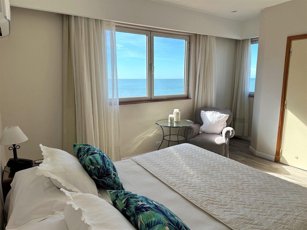 Habitación del hotel con cama, mobiliario y ambiente luminoso
