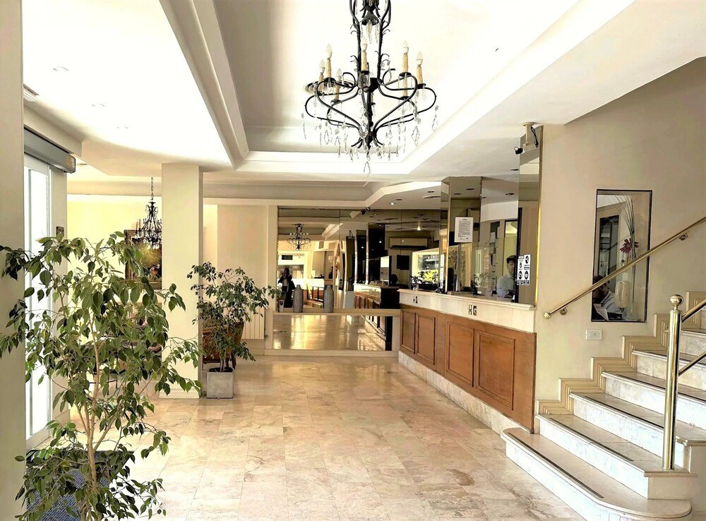Hall de entrada del hotel con sector de recepción