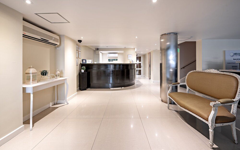 Recepción del hotel con sector de estar y escalera