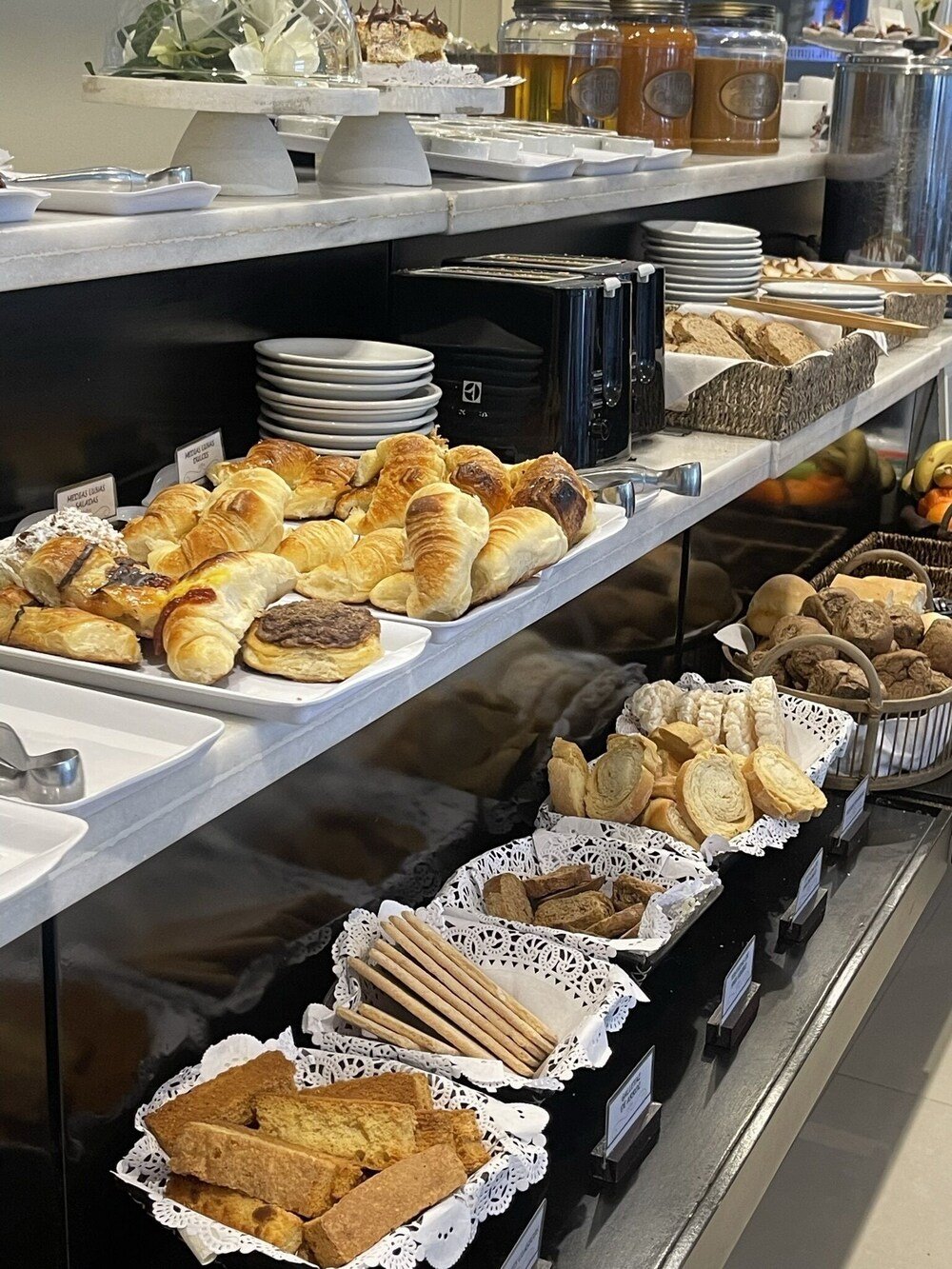 Buffet con medialunas, panes y facturas para el desayuno