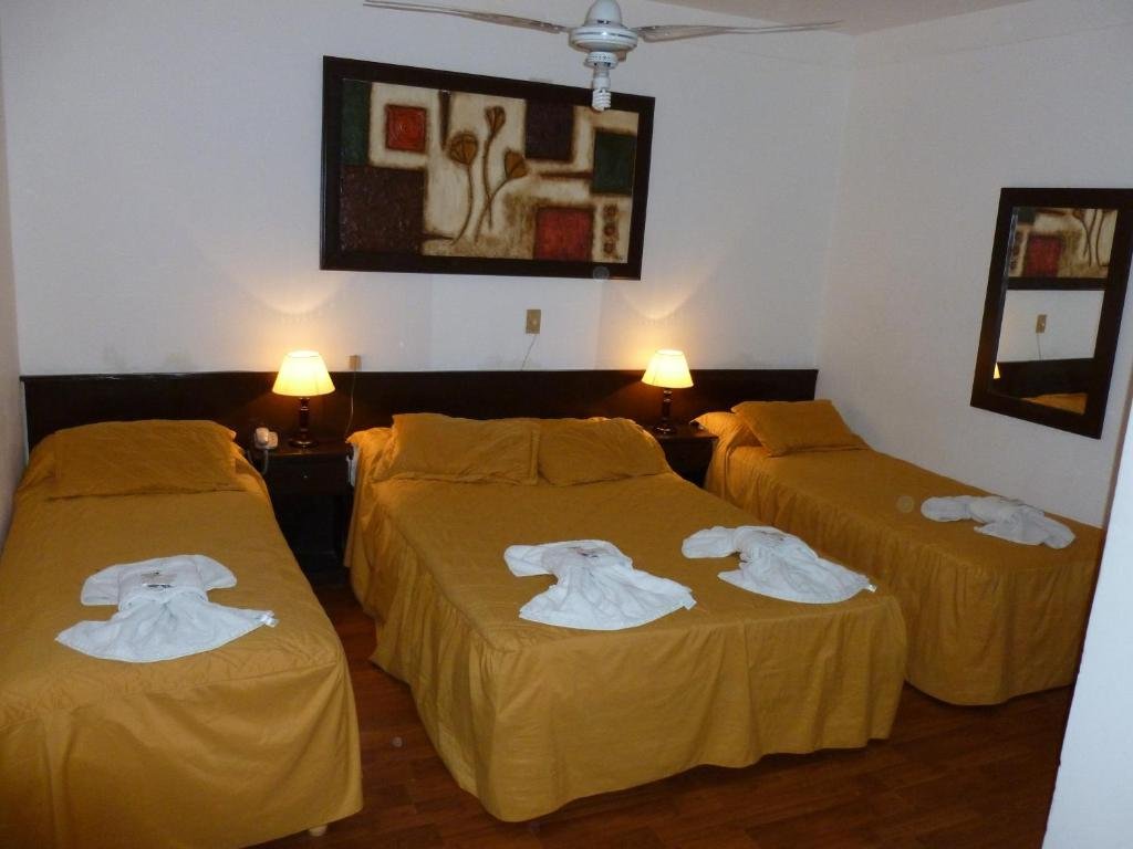 Habitación del Hotel Dallas Center con cama y decoración sencilla