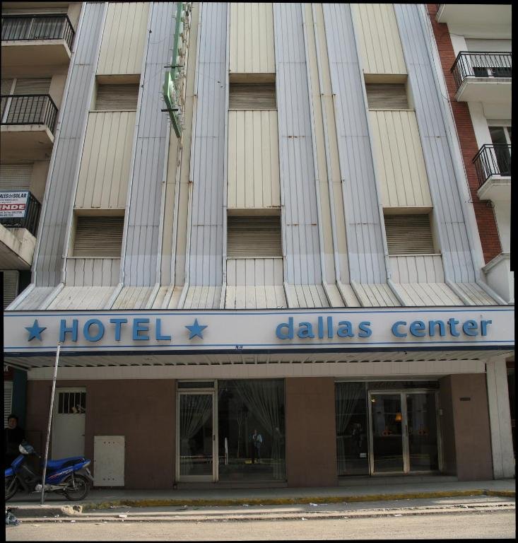 Espacio común del Hotel Dallas Center con bar y sala de estar