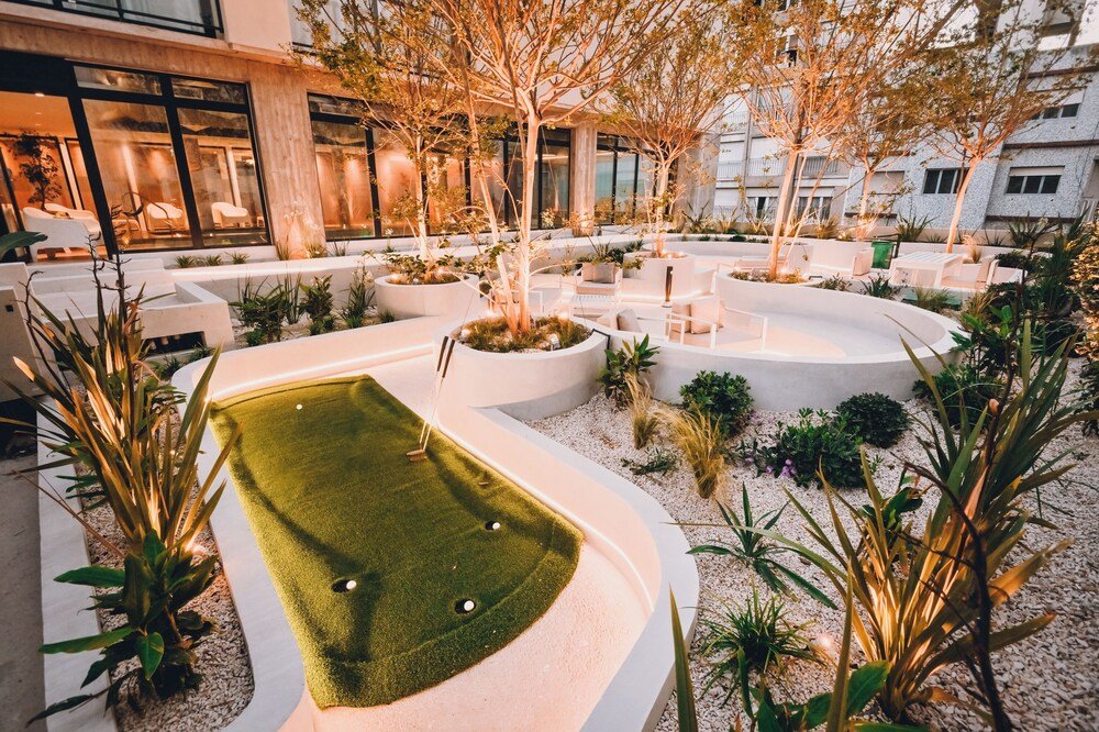 Zona exterior moderna con pileta, asientos y plantas