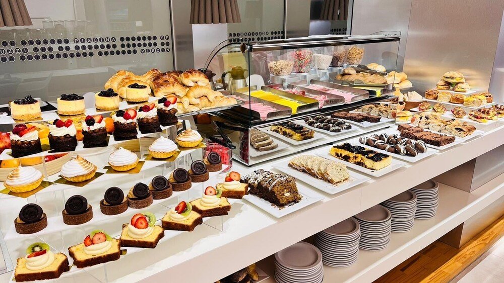 Buffet de desayuno con postres y pastelería variada
