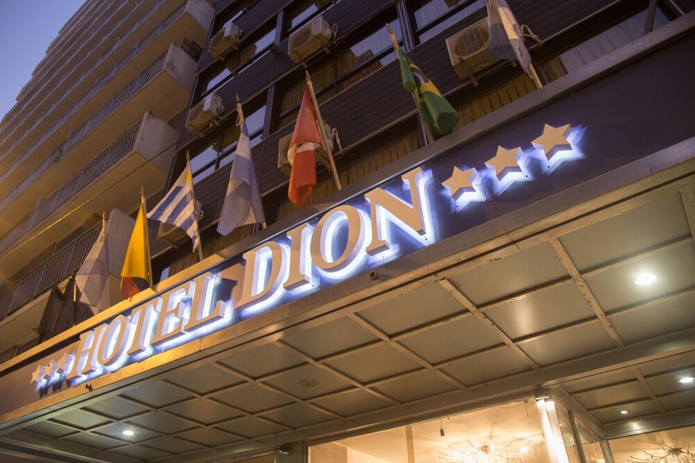 Cartel del Hotel Dion con banderas colgando del balcón