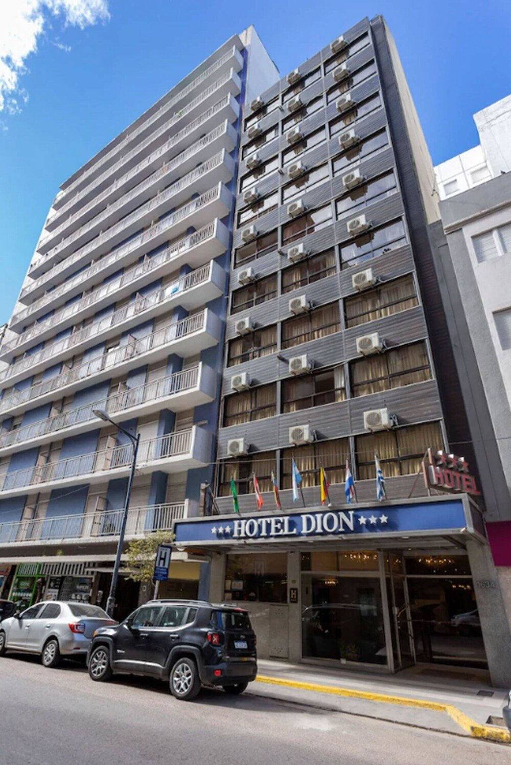 Frente del hotel con balcones y el cartel del Hotel Dion