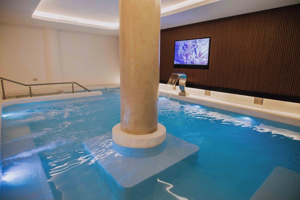 Pileta cubierta con una columna, televisor y paneles de madera