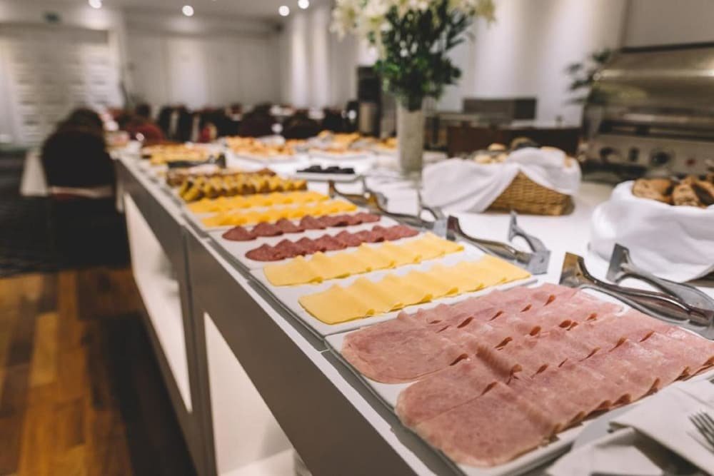 Buffet con variedad de fiambres y quesos del hotel