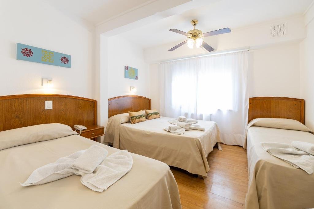 Habitación del Hotel España con camas y decoración sencilla