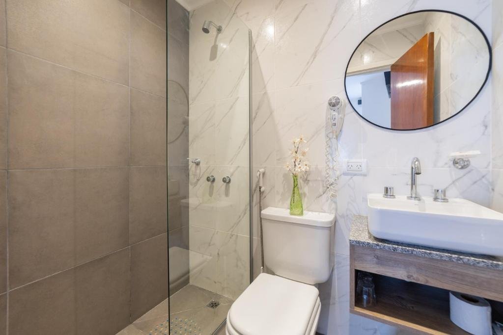 Otra habitación del Hotel España con ambiente luminoso