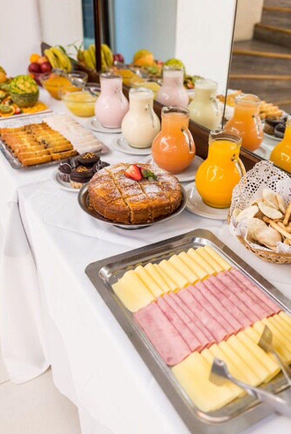 Mesa de buffet con facturas, frutas y bebidas