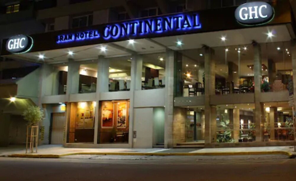 Frente del Gran Hotel Continental con el cartel GHC