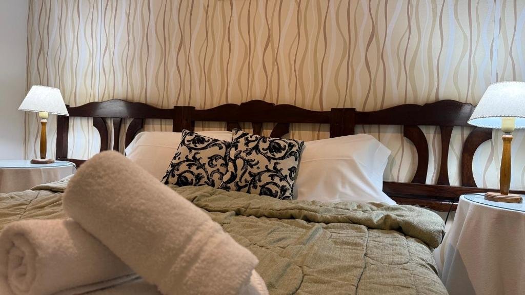 Habitación del Gran Hotel Mar del Plata con cama y TV
