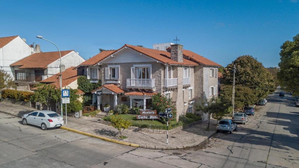 Fachada de piedra de la Hostería Lucky Home en el barrio Güemes