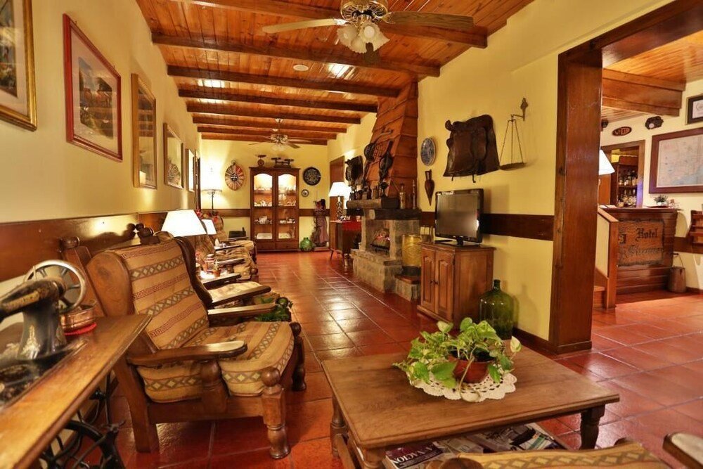 Interior tradicional con muebles de madera, hogar y barra