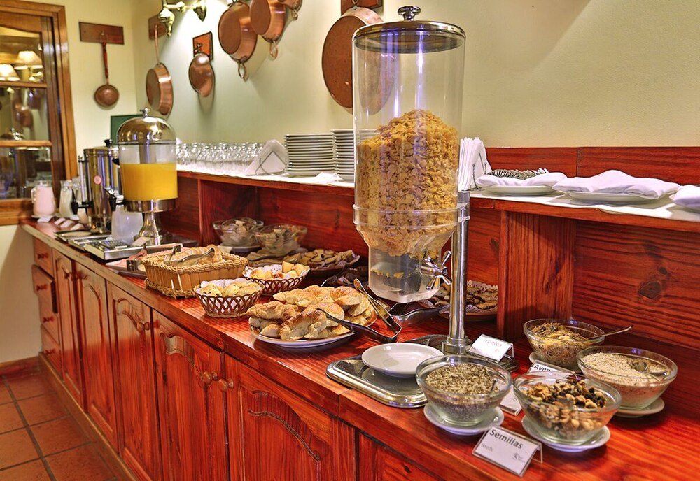 Buffet de desayuno con variedad de comidas y sector de café