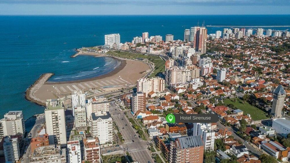 Vista aérea de la costa de la ciudad con la playa y la hostería