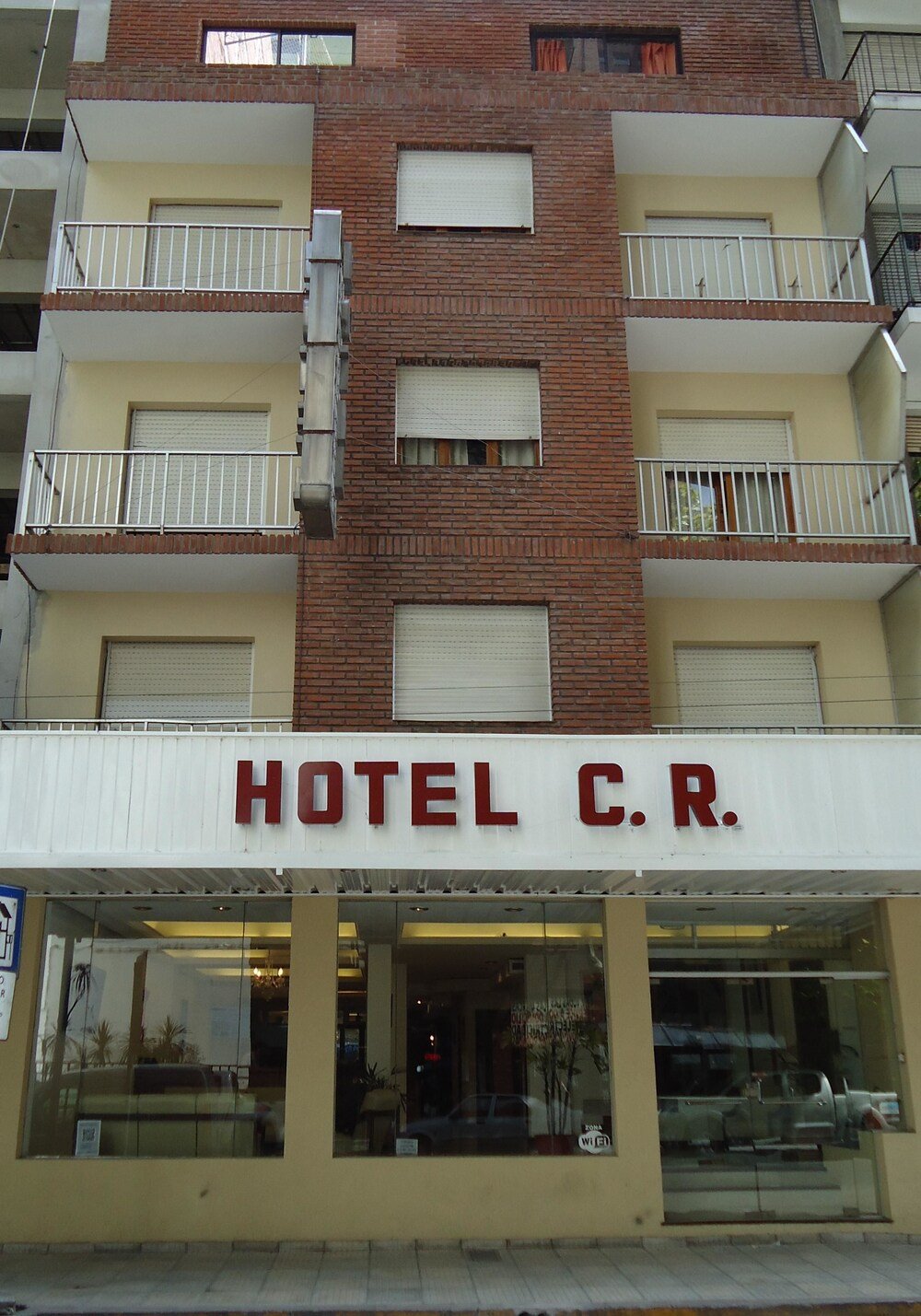 Fachada del hotel con cartel C.R. y varios balcones