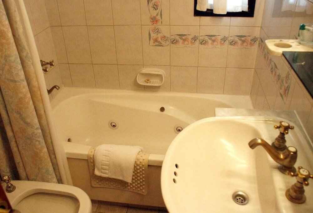 Baño de la habitación con bañera, inodoro y lavabo