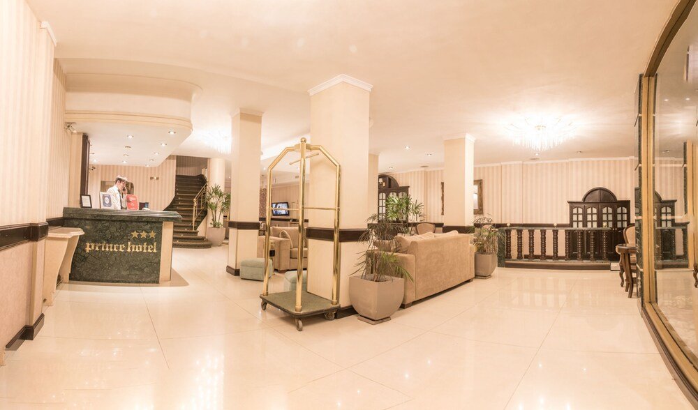 Entrada interior del hotel con puerta y detalles de decoración
