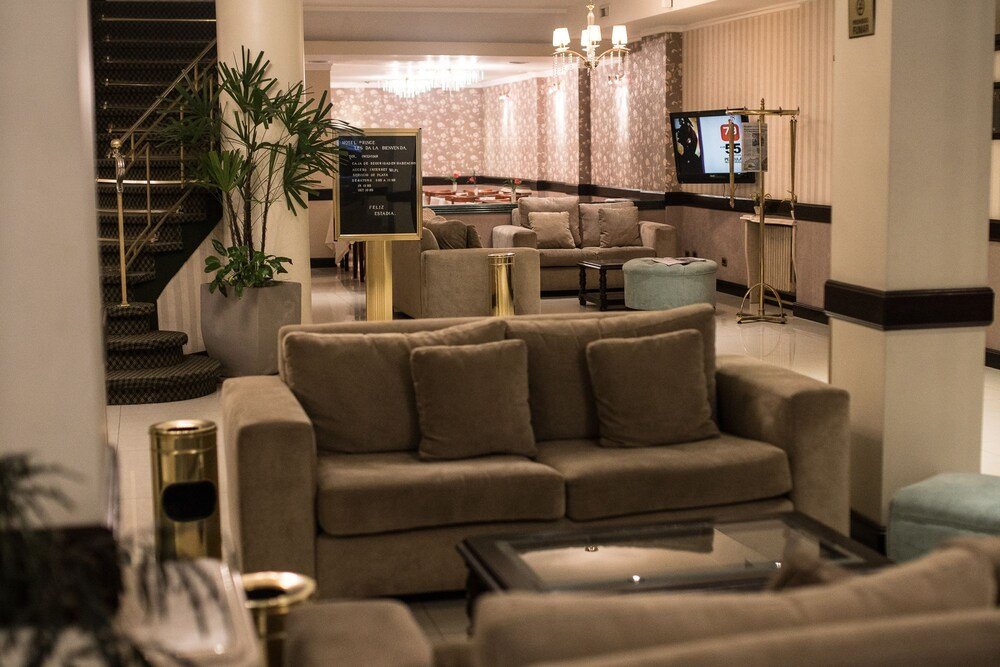 Hall de recepción del hotel con mostrador y sector de estar