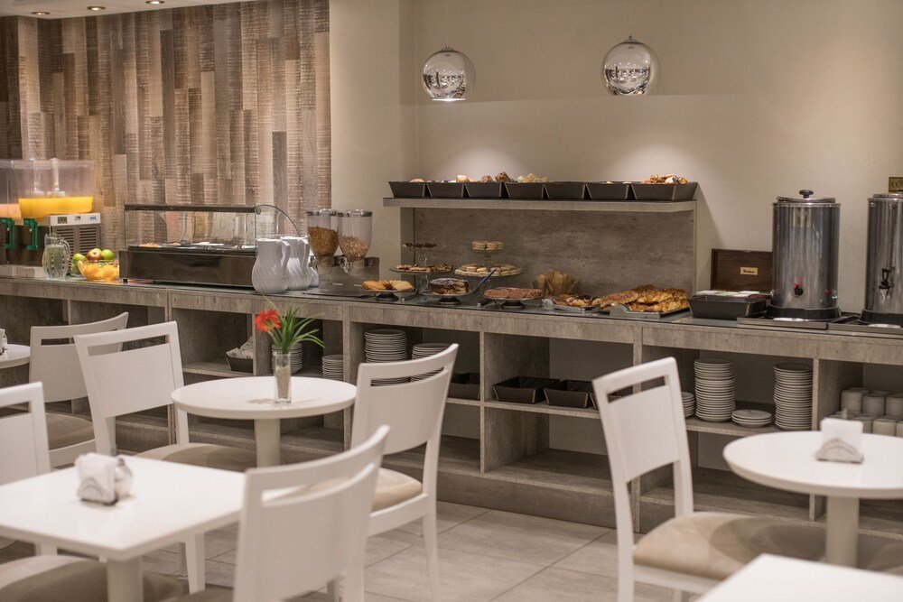 Salón de desayuno del hotel con mesas dispuestas