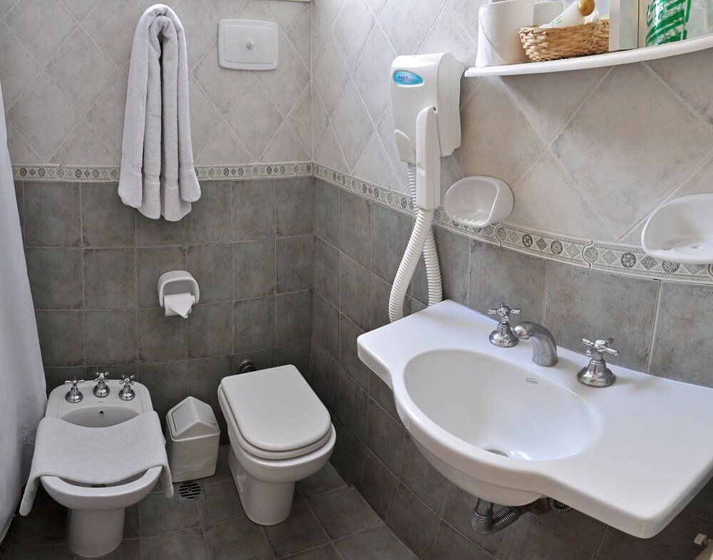 Baño de una habitación del hotel con lavabo y ducha