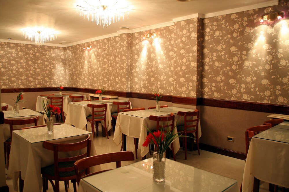 Bar del hotel con barra y banquetas para tomar algo