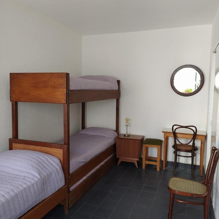 Habitación con cama matrimonial en el Hotel Rid