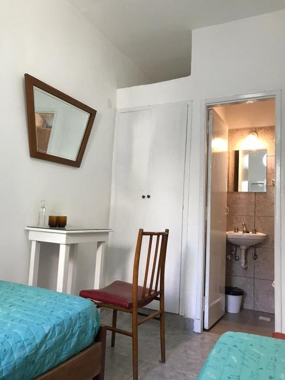 Dormitorio familiar del hotel con varias camas