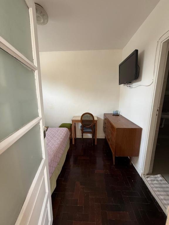 Habitación del hotel con mesa de luz y decoración