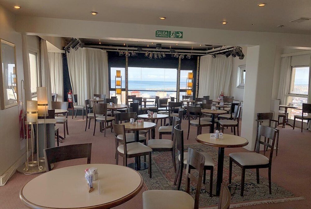 Sector del restaurante con mesas y sillas