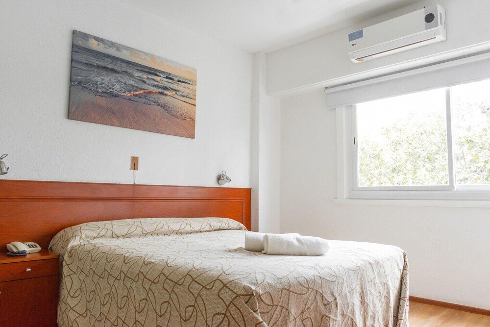 Habitación del hotel con cama y ventana