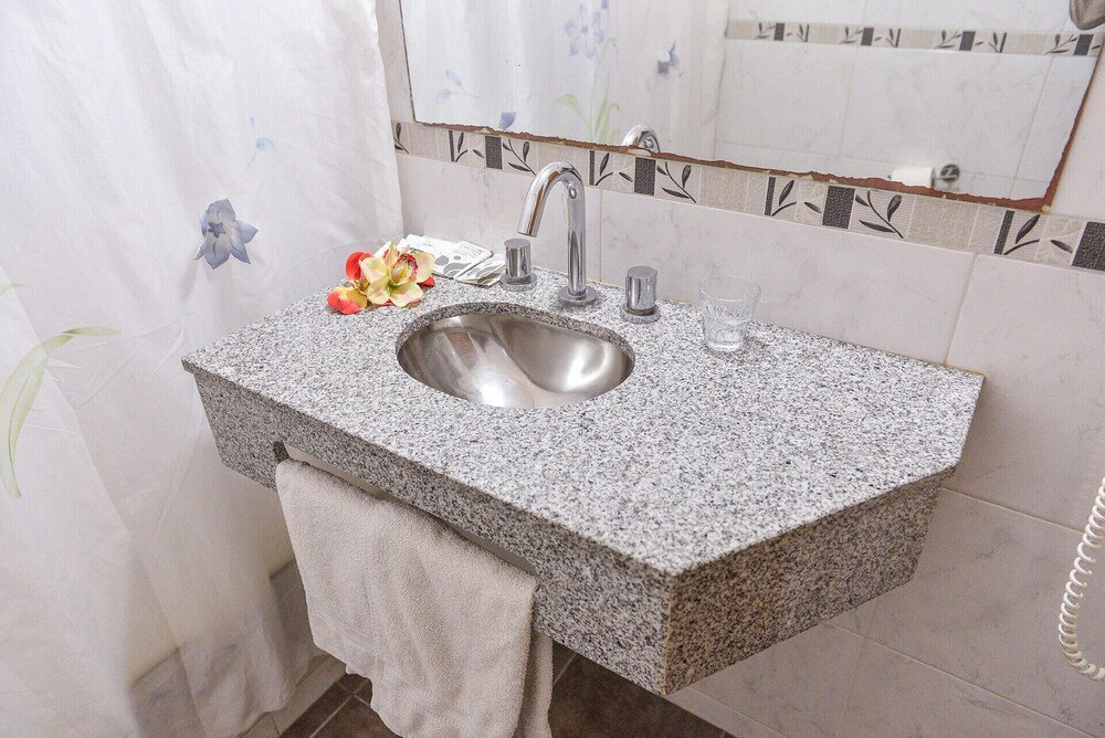 Baño con bañera profunda de inmersión