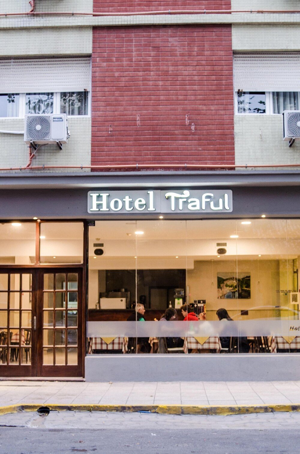 Frente exterior del Hotel Traful
