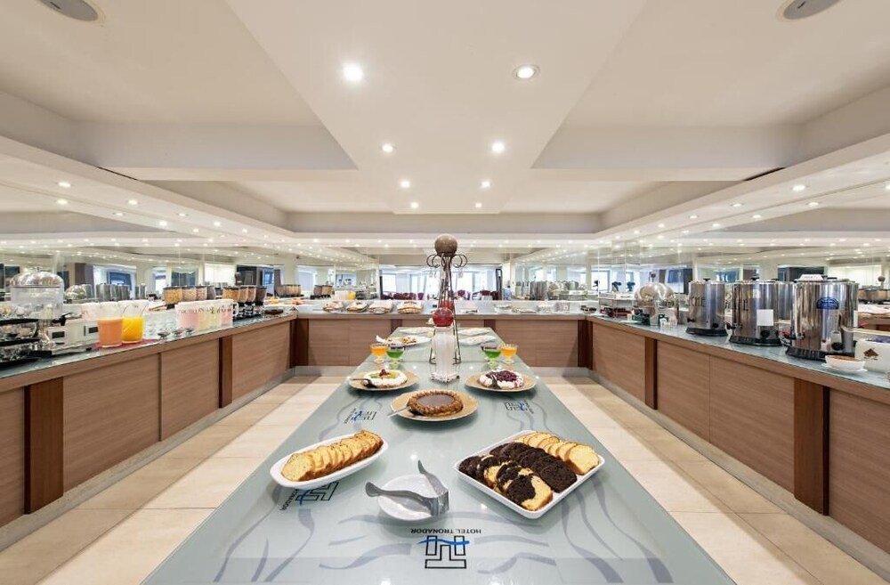 Buffet de desayuno del hotel con variedad de platos y bebidas