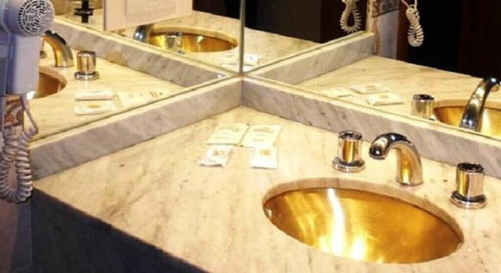 Baño de la habitación con bañera y mesada