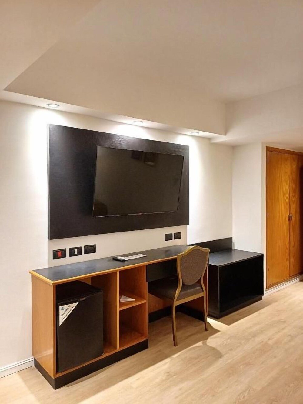 Sala de estar moderna con televisor y mueble de madera