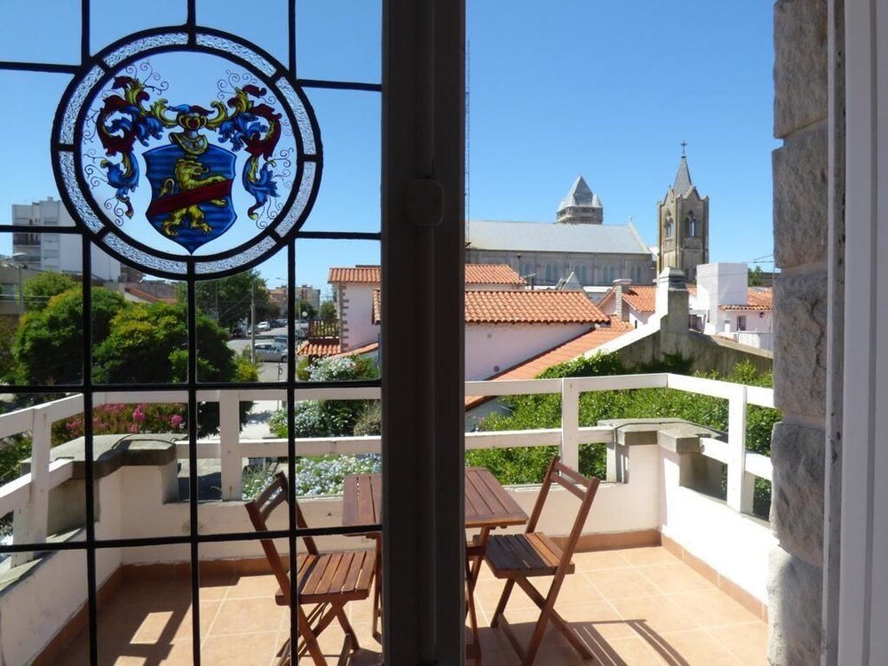 Balcón con vista a la ciudad y a una iglesia con torre
