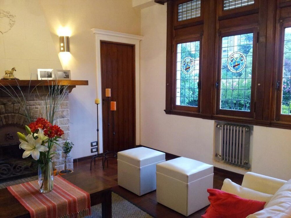 Sala de estar acogedora con hogar a leña